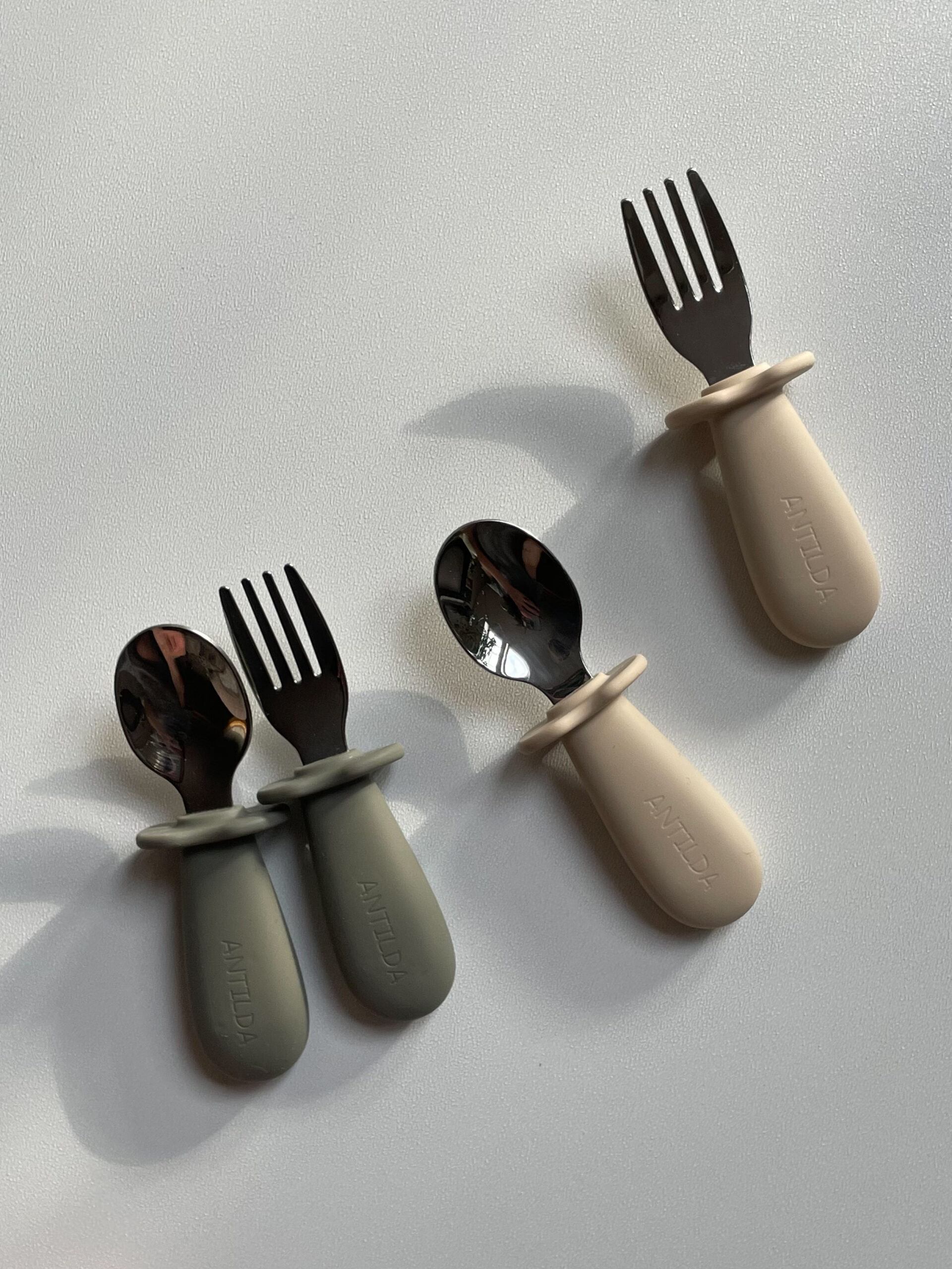 Sztućce dla dziecka - zestaw łyżeczka i widelec - kolor Oliwkowy