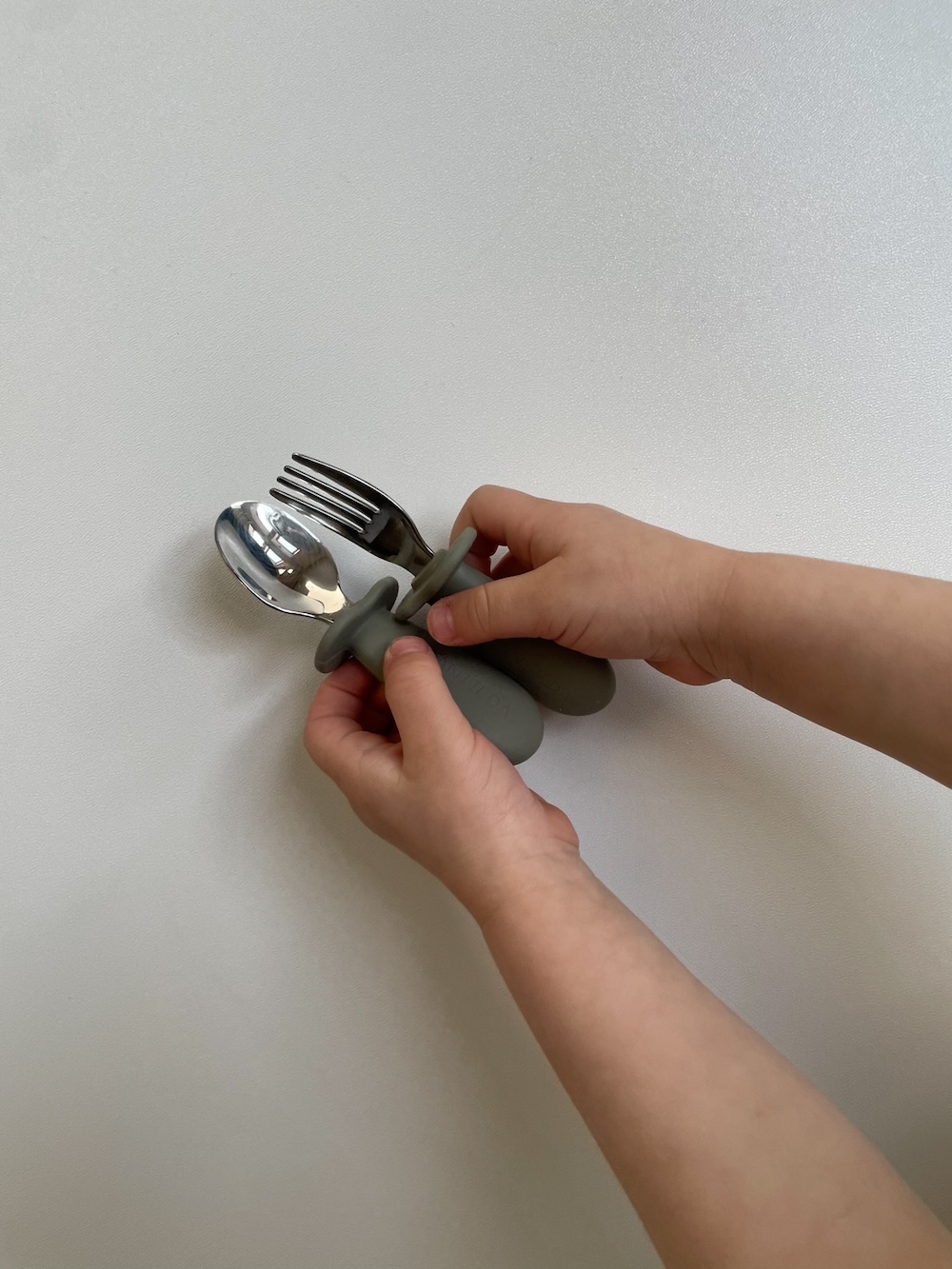 Sztućce dla dziecka - zestaw łyżeczka i widelec - kolor Oliwkowy