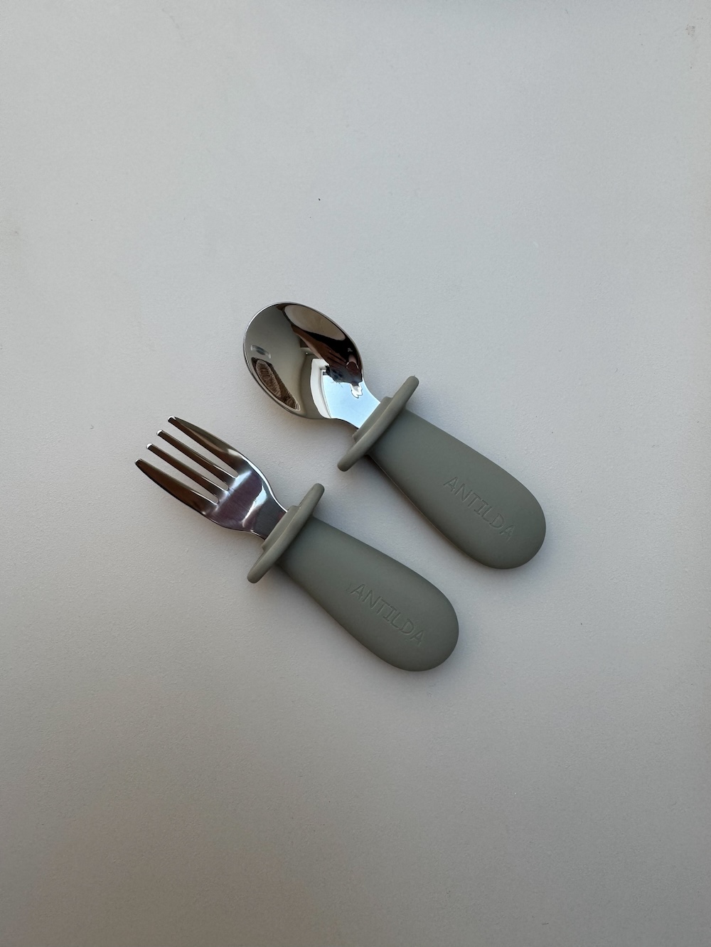 Sztućce dla dziecka - zestaw łyżeczka i widelec - kolor Oliwkowy