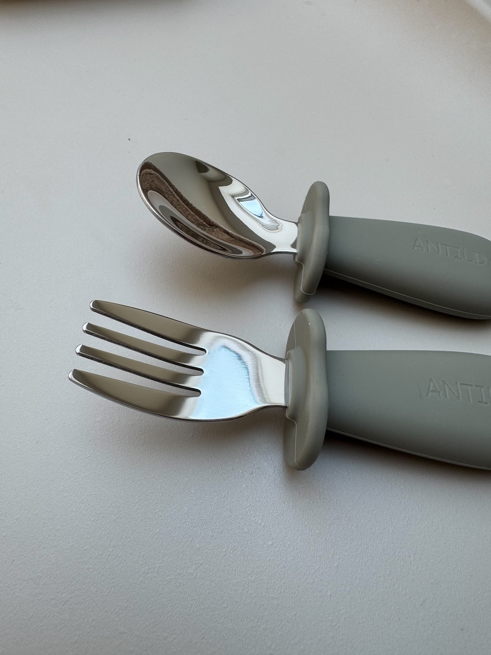 Sztućce dla dziecka - zestaw łyżeczka i widelec - kolor Oliwkowy